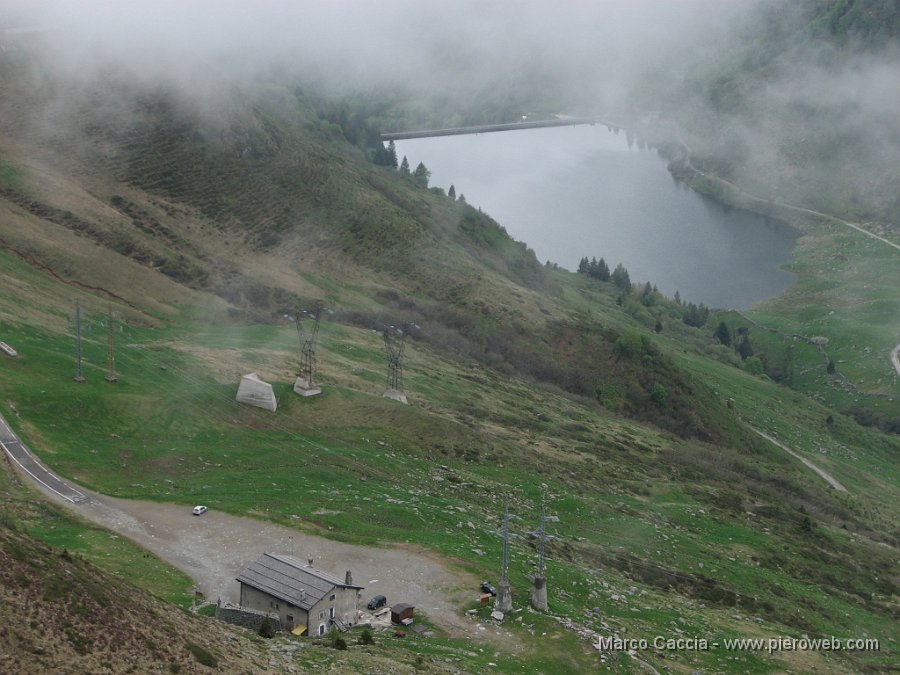 03_Zoom sulla cantoniera e Lago di Valmora.JPG